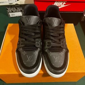 Worn once LV men’s trainer